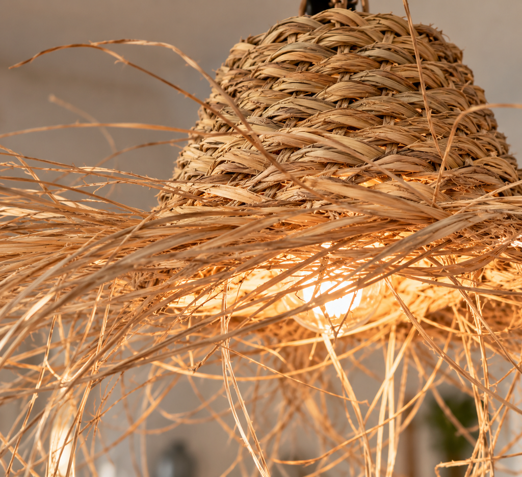 Détail du tressage alfa et des fibres sauvages aériennes de la suspension cloche