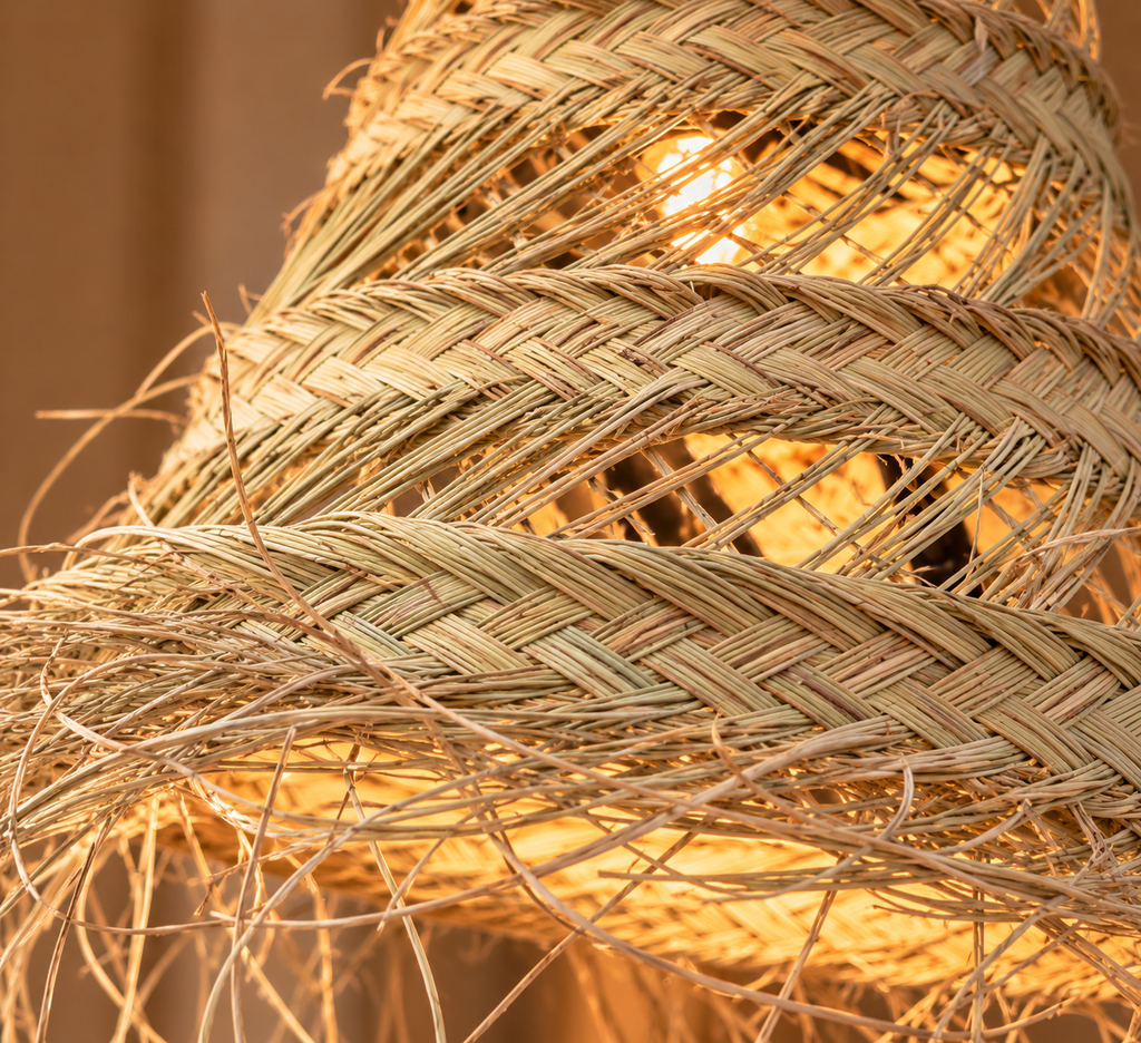 Détail du tressage spirale en alfa et des fibres volantes de la suspension