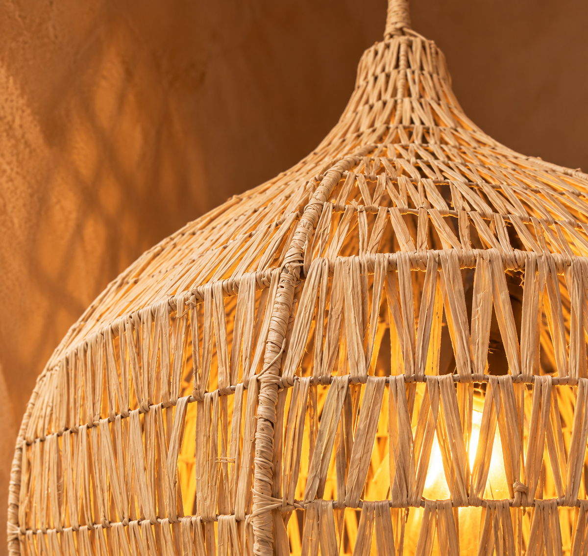 Détail du tressage en raphia de la suspension globe