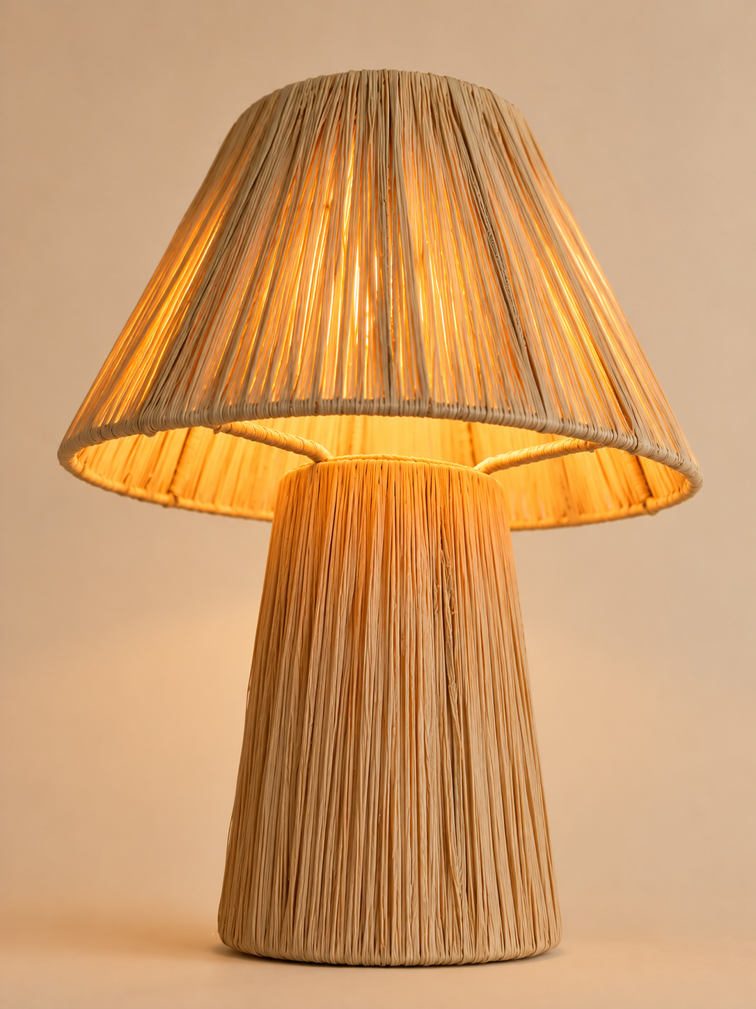 Lampe de table en raphia naturel – vue principale allumée