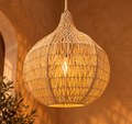 Suspension globe en raphia tressé, vue complète allumée