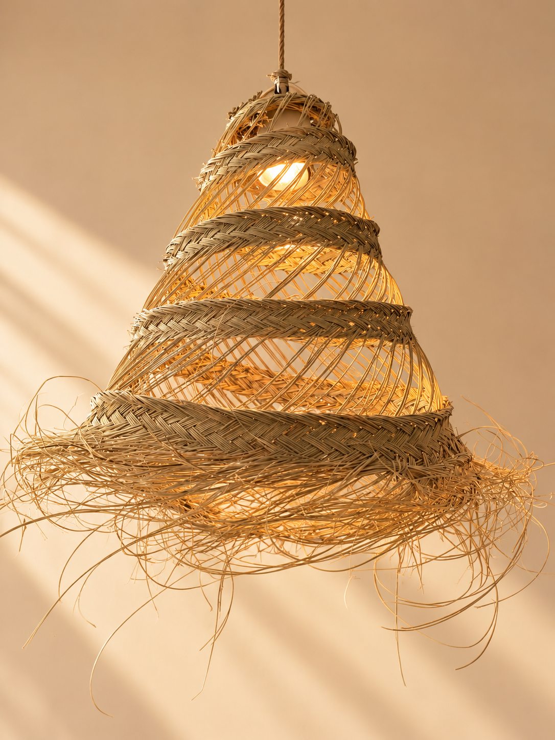 Suspension conique en doum tressé avec franges, vue lateérale