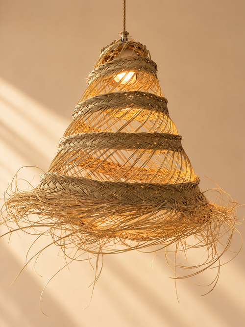 Suspension conique en doum tressé avec franges, vue lateérale