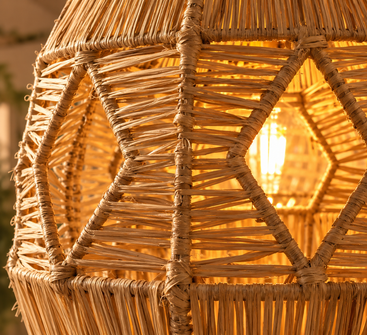 Détail du motif étoile tressé en raphia de la suspension