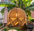 Suspension fleur en raphia suspendue dans un jardin tropical