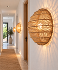 Appliques murales boule en rotin dans un couloir lumineux