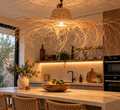 Suspension cloche alfa fibres sauvages au-dessus d’un îlot de cuisine méditerranéen