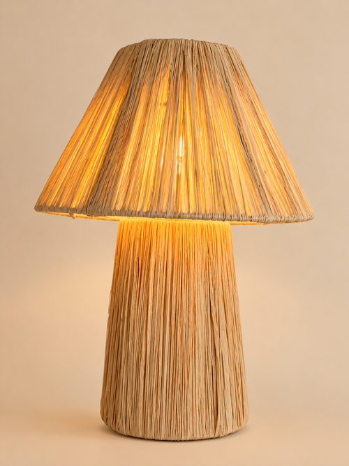 Lampe de table en raphia naturel – vue de côté allumée