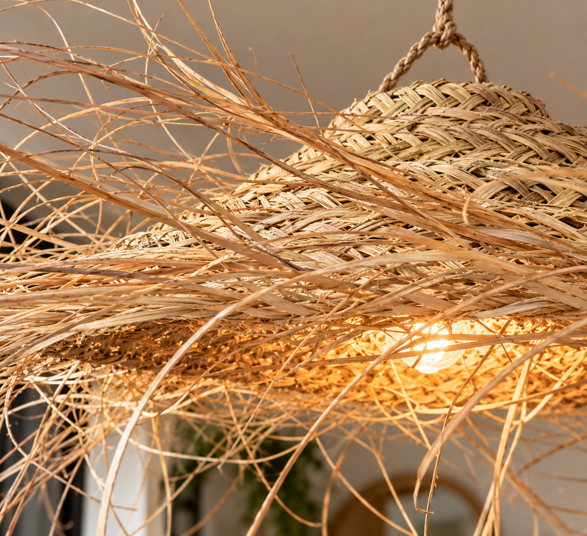 Suspension chapeau plat alfa fibres volantes dans un salon bohème lumineux