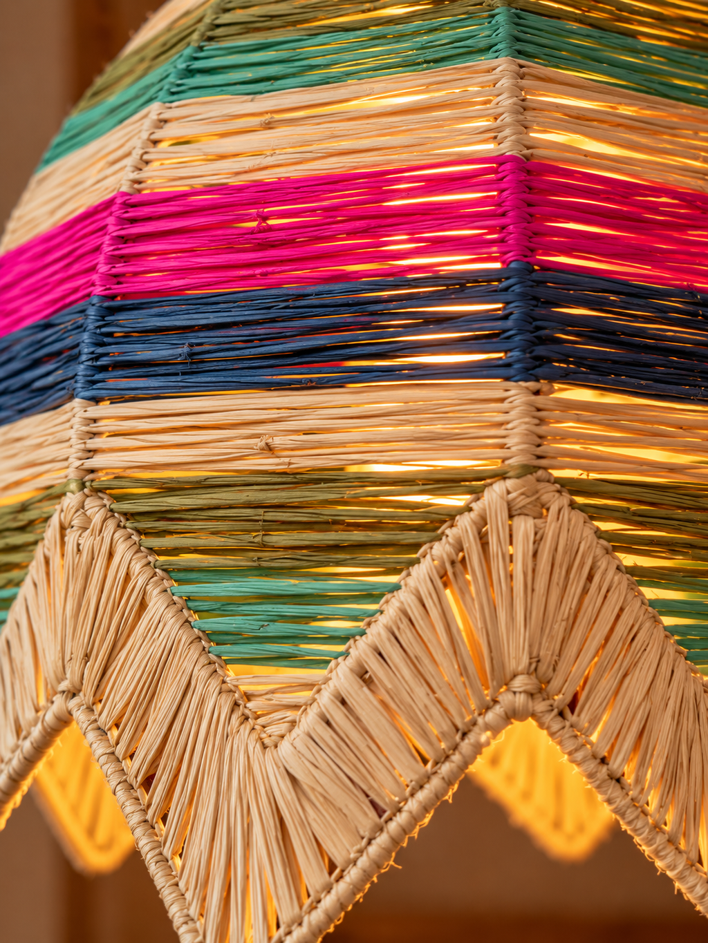 Détail du tressage multicolore et de la bordure zigzag