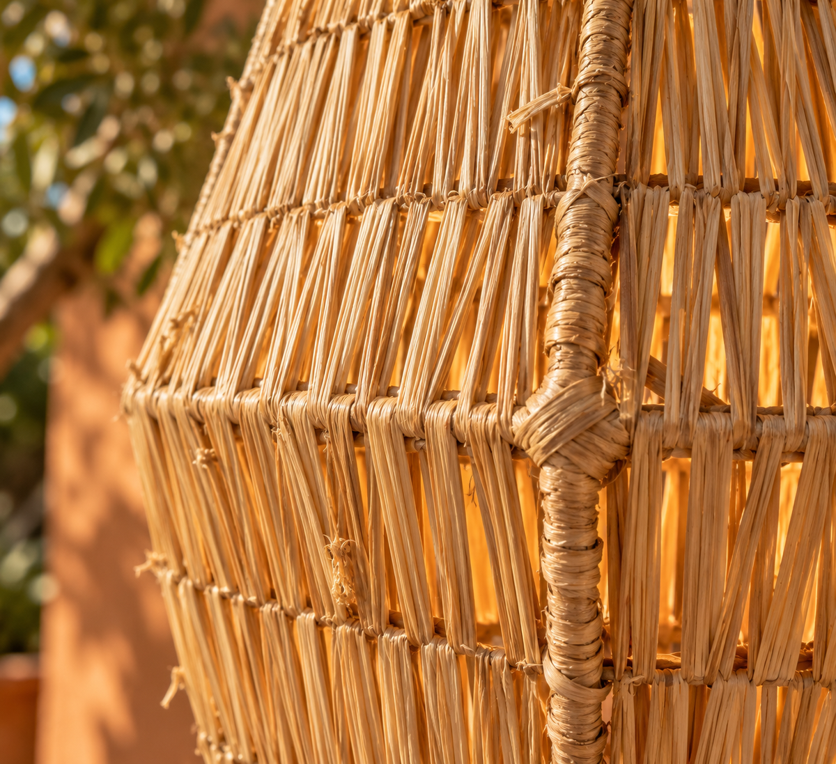 Suspension diamant en raphia suspendue en extérieur au coucher du soleil